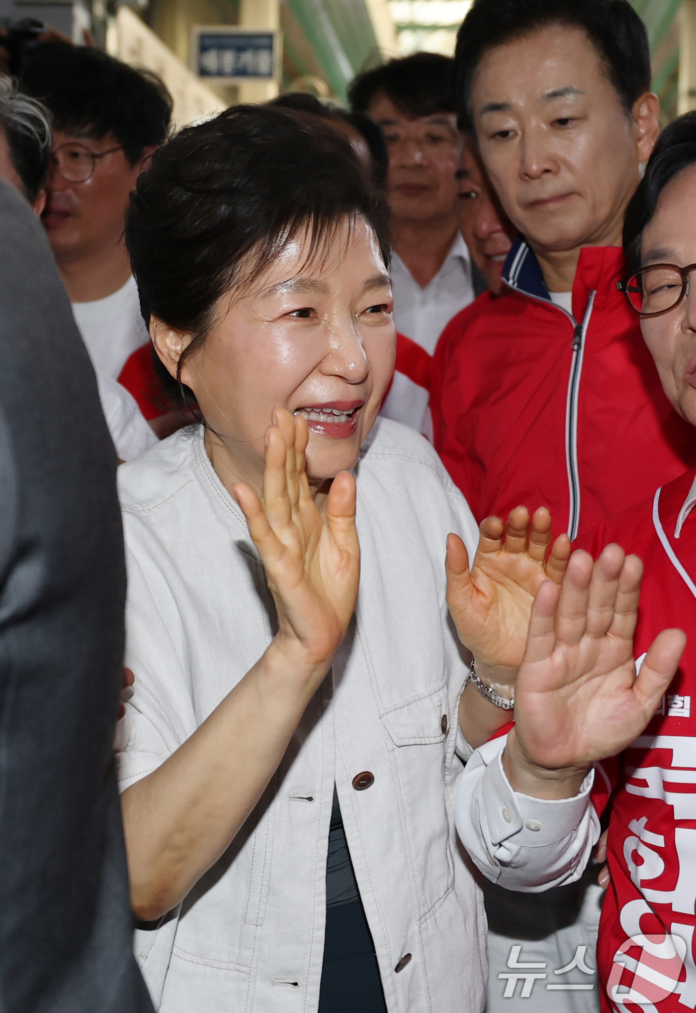 (공주=뉴스1) 김기태 기자 = 박근혜 전 대통령이 25일 오후 충남 공주 산성시장을 방문해 김태흠 국민의힘 충남도지사 후보, 충남지역 후보 지원유세를 하고 있다. 2026.5.2 …