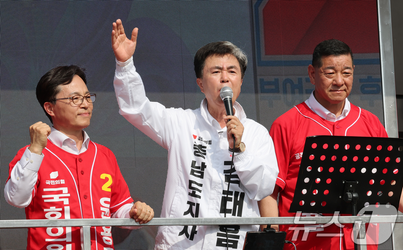 (공주=뉴스1) 김기태 기자 = 김태흠 국민의힘 충남도지사 후보가 25일 오후 충남 공주 산성시장을 방문해 지지를 호소하고 있다. 2026.5.25/뉴스1