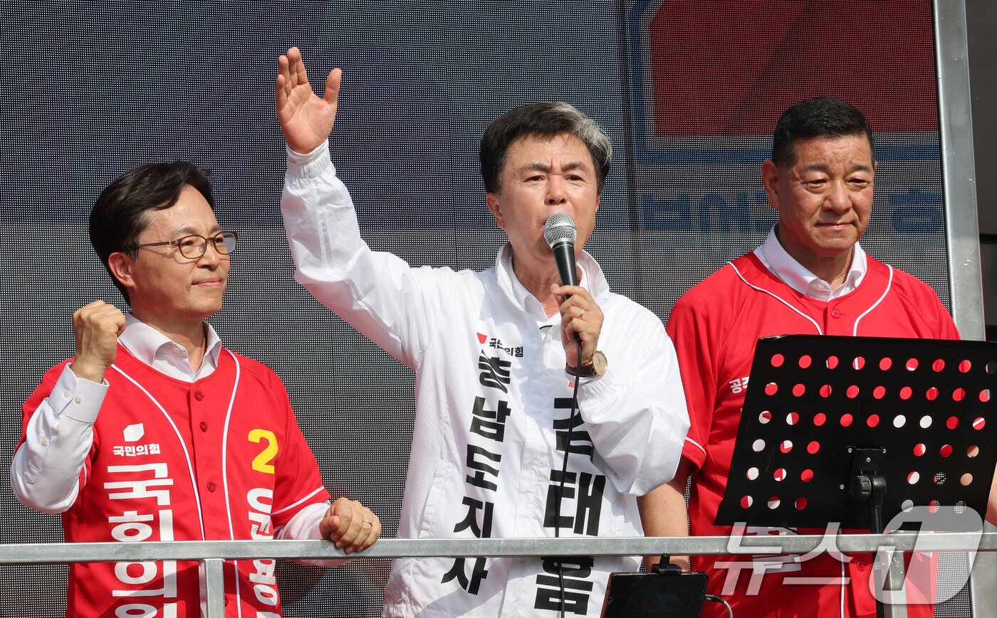 본문 이미지 - 김태흠 국민의힘 충남도지사 후보가 25일 오후 충남 공주 산성시장을 방문해 지지를 호소하고 있다. 2026.5.25 ⓒ 뉴스1 김기태 기자