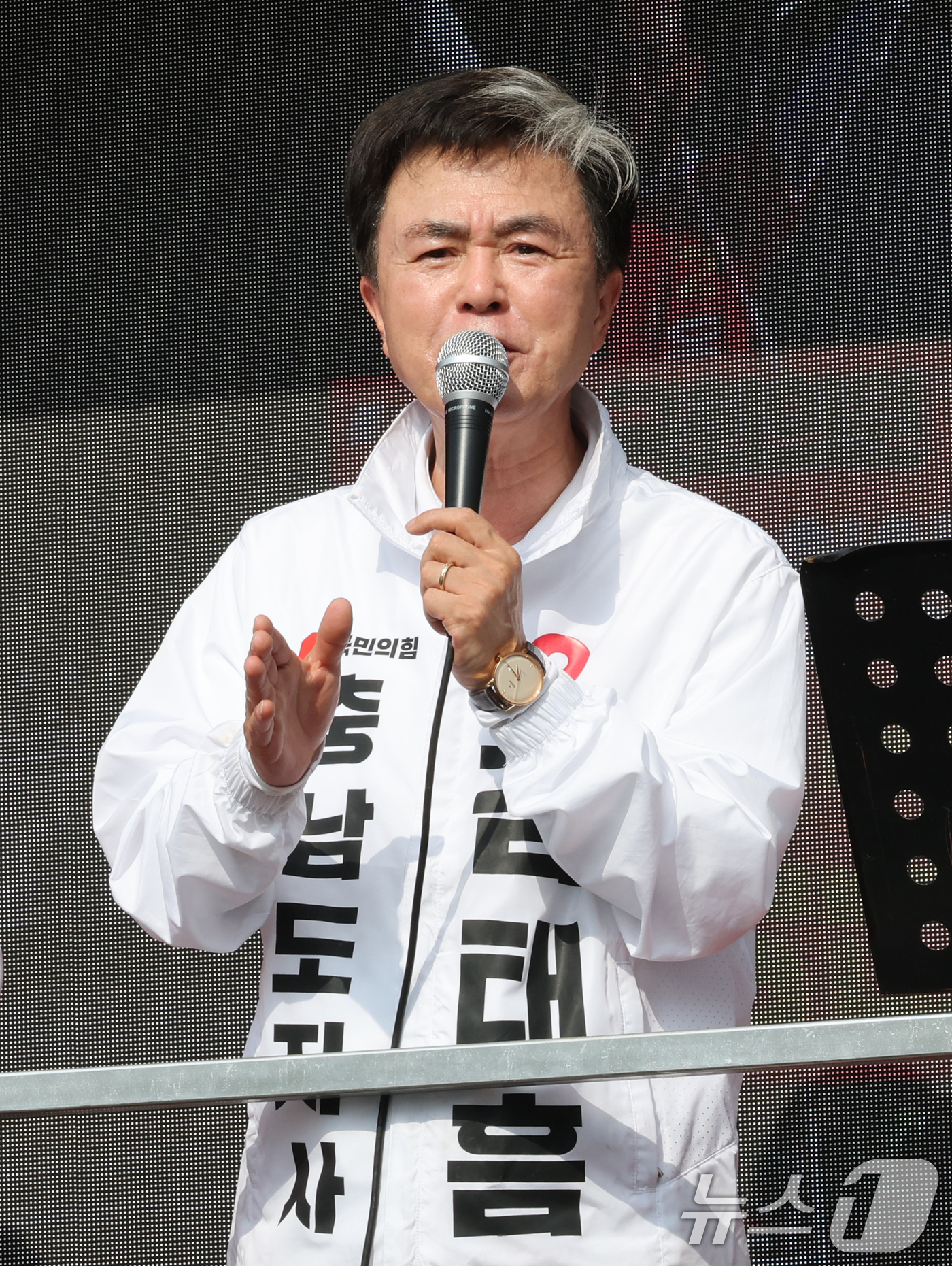 (공주=뉴스1) 김기태 기자 = 김태흠 국민의힘 충남도지사 후보가 25일 오후 충남 공주 산성시장을 방문해 지지를 호소하고 있다. 2026.5.25/뉴스1