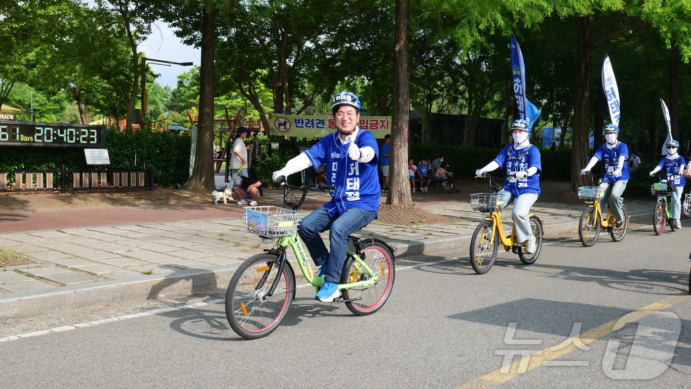 (대전=뉴스1) 김기태 기자 = 허태정 더불어민주당 대전시장 후보가 25일 대전 엑스포시민광장에서 선거운동원들과 공유자전거 '타슈'를 타고 유세하고 있다.(허태정 캠프 제공. 재판 …