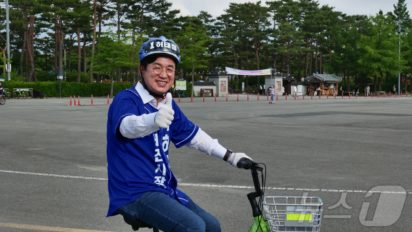 (대전=뉴스1) 김기태 기자 = 허태정 더불어민주당 대전시장 후보가 25일 대전 엑스포시민광장에서 선거운동원들과 공유자전거 '타슈'를 타고 유세하고 있다.(허태정 캠프 제공. 재판 …