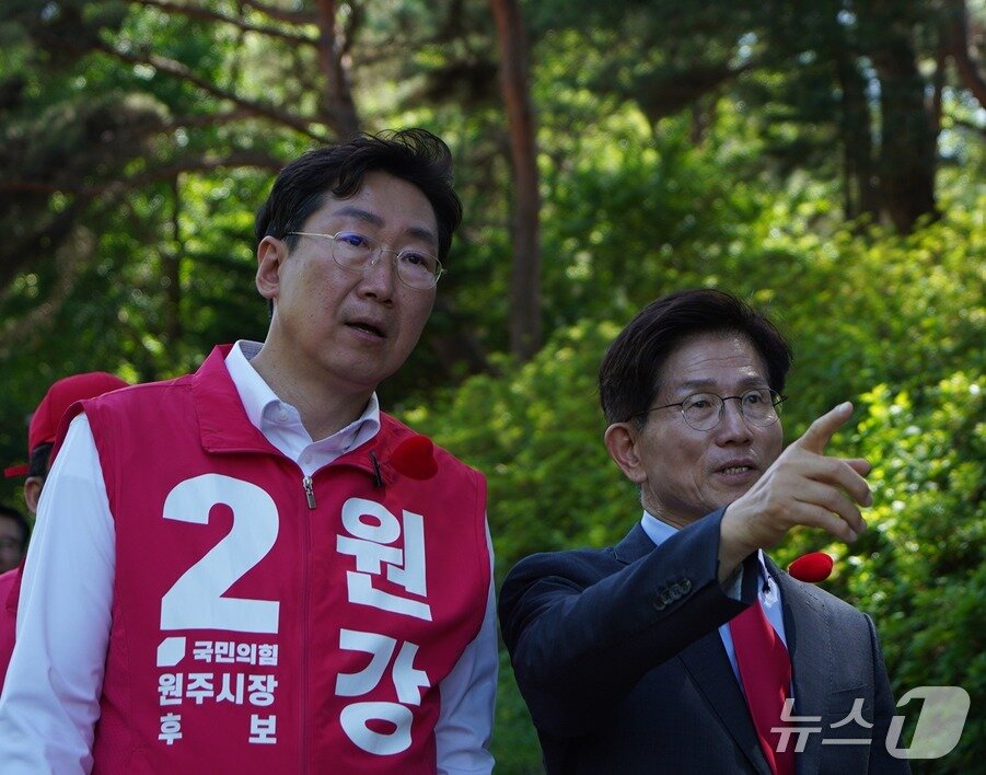 본문 이미지 - 국민의힘 명예선대위원장인 김문수 전 고용노동부 장관이 지난 24일 원주시를 찾아 원강수 국민의힘 민선 9기 원주시장 후보의 선거운동을 지원했다. (원강수 후보 캠프 제공. 재판매 및 DB금지) 2026.5.25/뉴스1