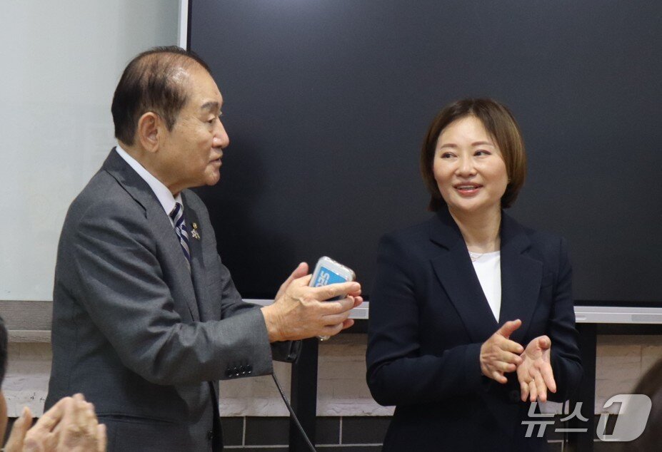 본문 이미지 - 23일, 세종학당에서 채예진 고려인 글로벌 네트워크(KGN) 이사장(오른쪽)이 라종억 통일문화연구원 이사장의 소개를 받고 있다. ⓒ 뉴스1 김정한 기자