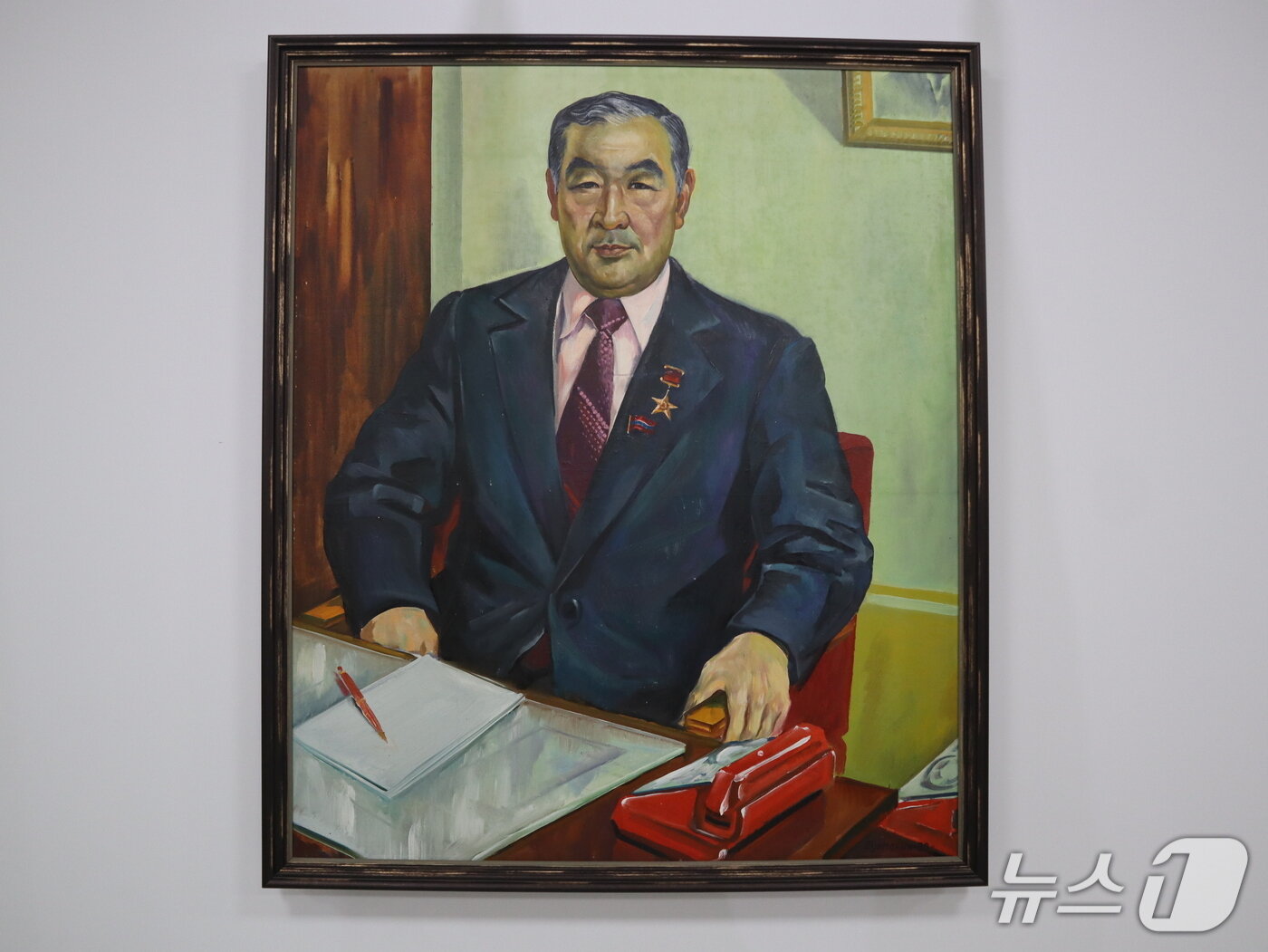 본문 이미지 - 24일 사단법인 통일문화연구원 회원들이 우즈베키스탄 현지의 '황만금 박물관'을 탐방했다. 박물관에 전시된 황만금의 초상화. ⓒ 뉴스1 김정한 기자