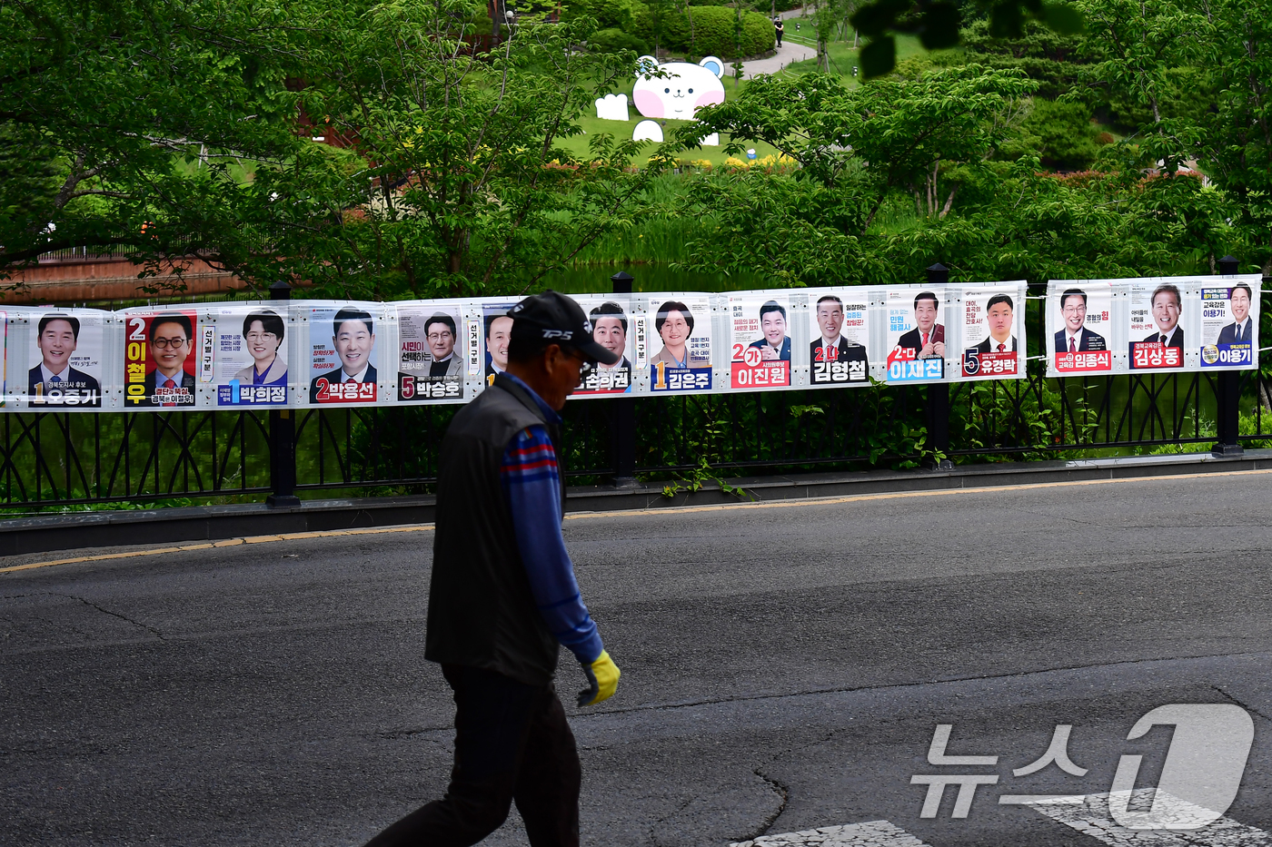 (포항=뉴스1) 최창호 기자 = 6·3전국동시지방선거 사전투표일(29일)을 사흘 앞둔 26일 경북 포항시 남구 대잠동 영일대호수공원에 걸려있는 선거 벽보 앞으로 시민이 지나가고 있 …