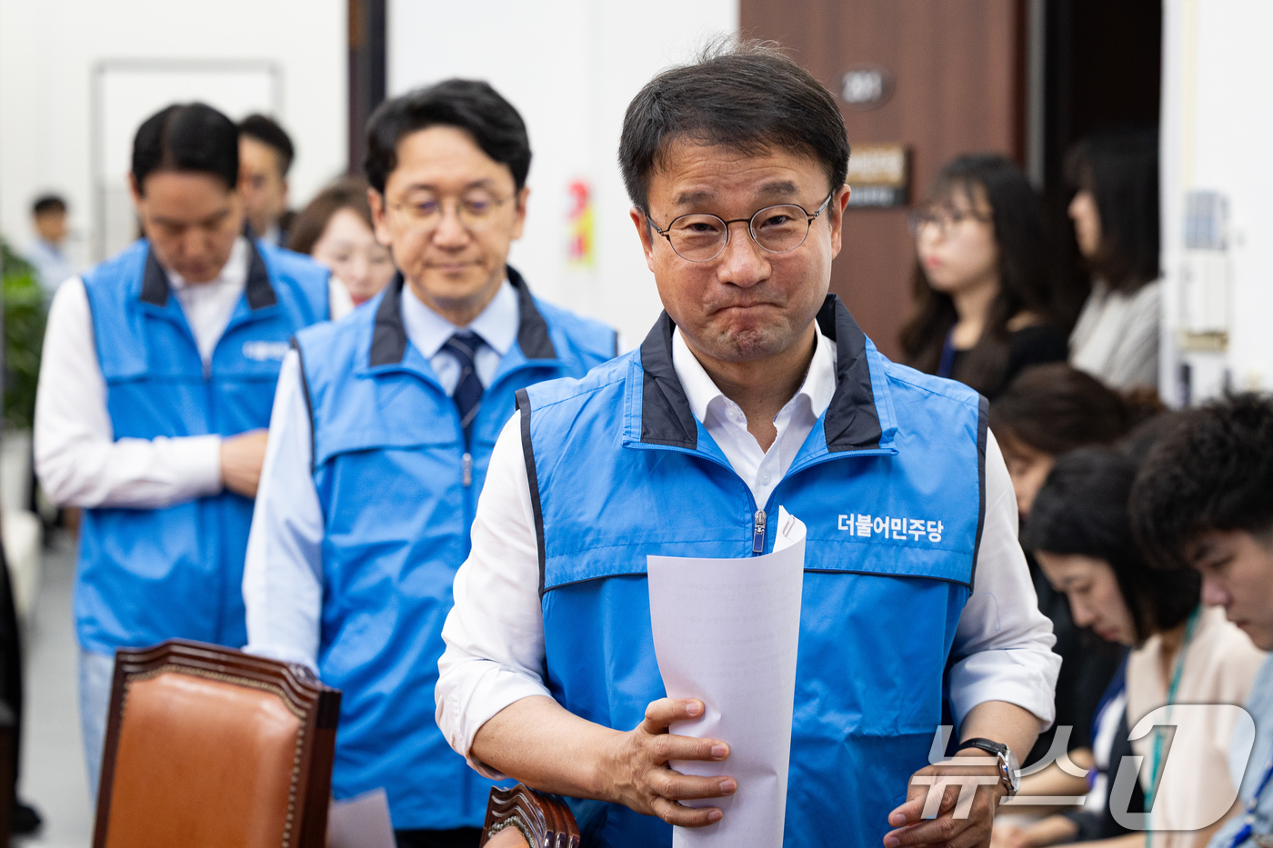 (서울=뉴스1) 유승관 기자 = 한병도 더불어민주당 원내대표를 비롯한 원내지도부가 26일 서울 여의도 국회에서 열린 원내대책회의에 참석하고 있다. 2026.5.26/뉴스1