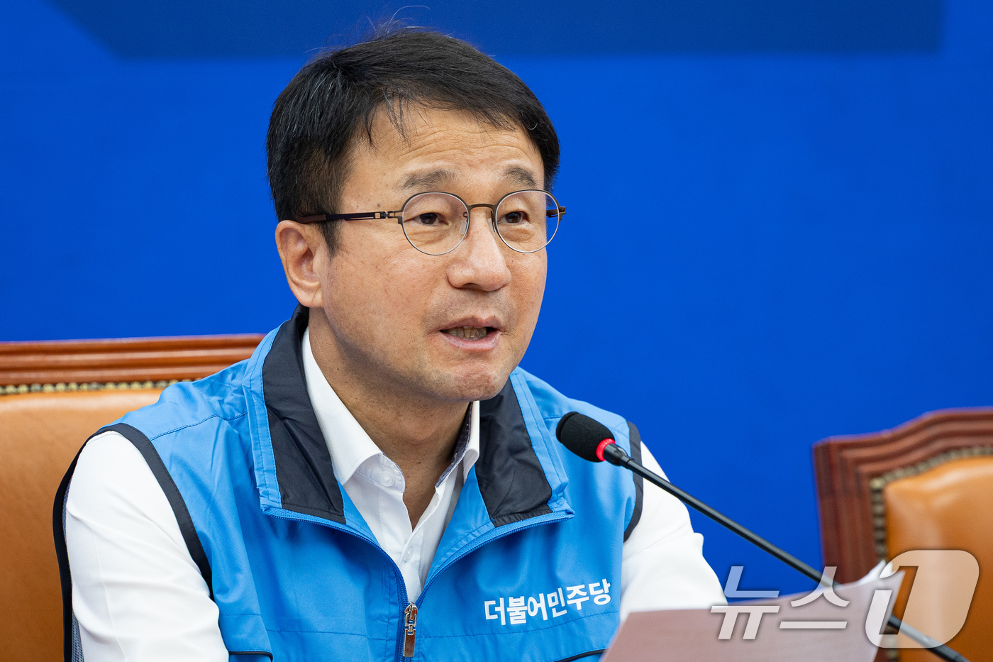 (서울=뉴스1) 유승관 기자 = 한병도 더불어민주당 원내대표가 26일 서울 여의도 국회에서 열린 원내대책회의에서 모두 발언을 하고 있다. 2026.5.26/뉴스1