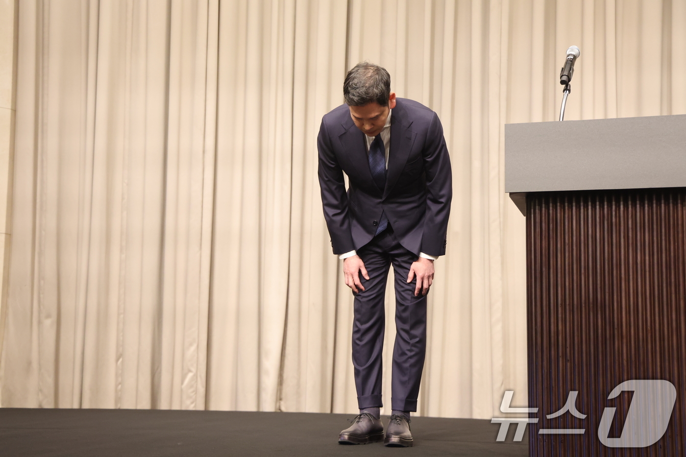 (서울=뉴스1) 김진환 기자 = 정용진 신세계그룹 회장이 26일 오전 서울 강남구 조선팰리스에서 열린 기자회견에서 스타벅스 '탱크데이' 논란 관련 대국민 사과를 하고 있다. 202 …