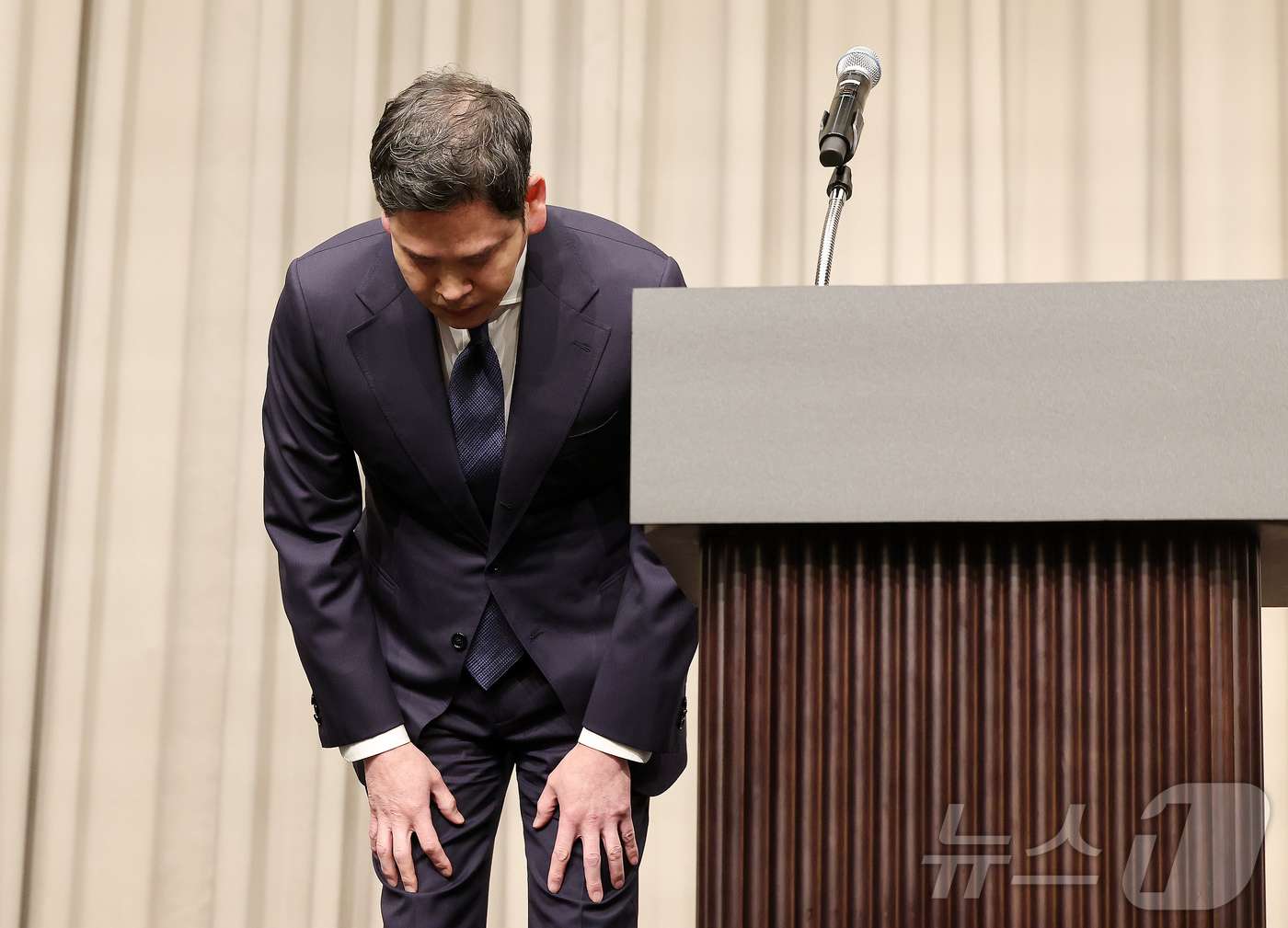 (서울=뉴스1) 김진환 기자 = 정용진 신세계그룹 회장이 26일 오전 서울 강남구 조선팰리스에서 열린 기자회견에서 스타벅스 '탱크데이' 논란 관련 대국민 사과를 하고 있다. 202 …