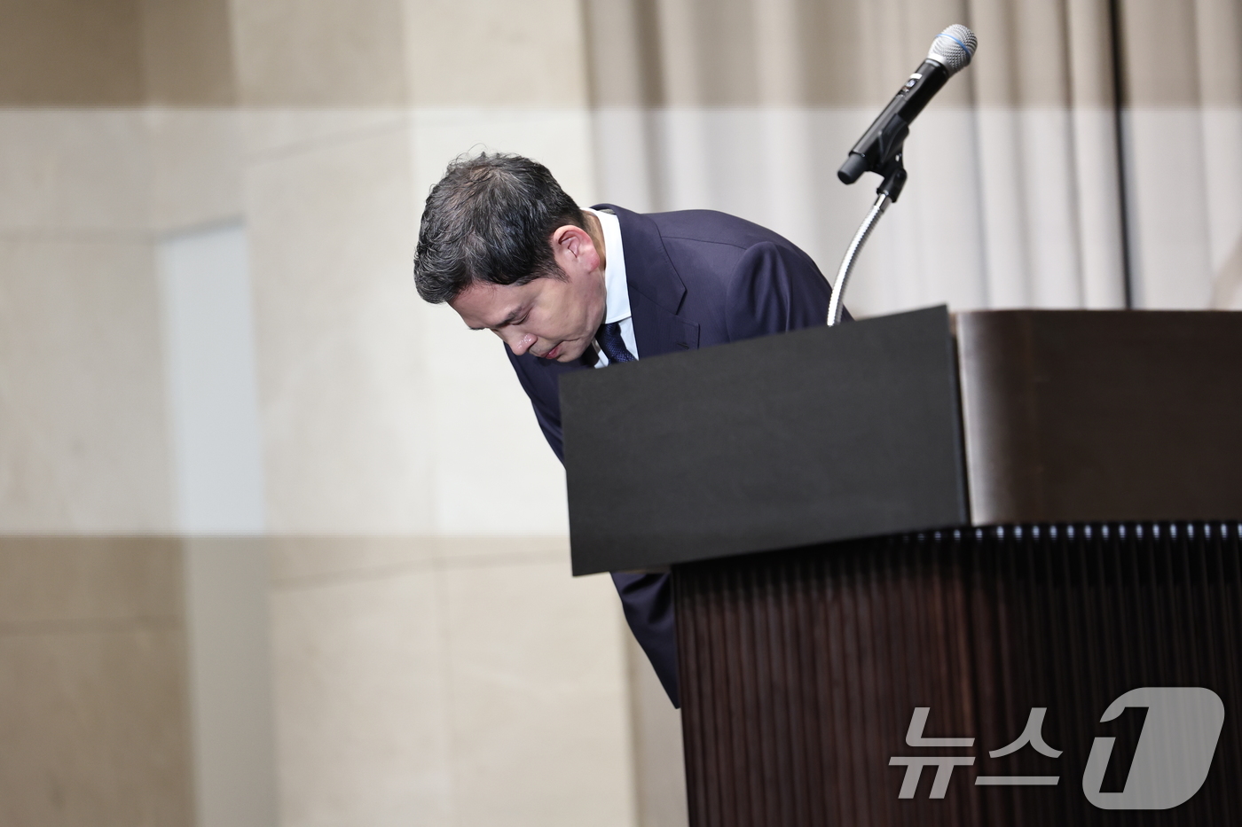 (서울=뉴스1) 구윤성 기자 = 정용진 신세계그룹 회장이 26일 오전 서울 강남구 조선팰리스에서 열린 기자회견에서 스타벅스 '탱크데이' 논란 관련 대국민 사과를 하고 있다. 202 …