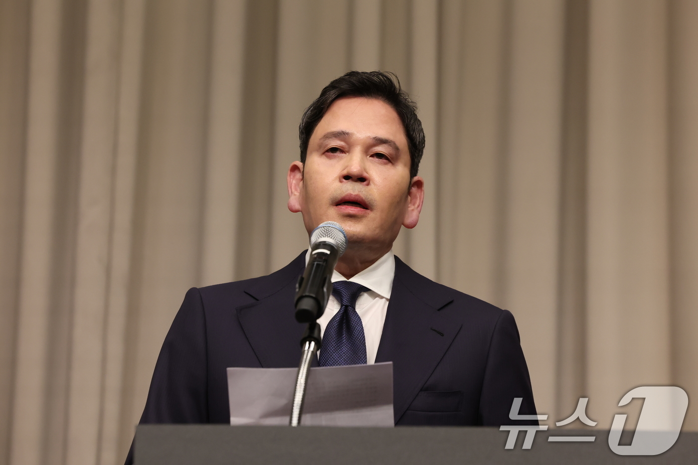 (서울=뉴스1) 김진환 기자 = 정용진 신세계그룹 회장이 26일 오전 서울 강남구 조선팰리스에서 열린 기자회견에서 스타벅스 '탱크데이' 논란 관련 대국민 사과를 하고 있다. 202 …