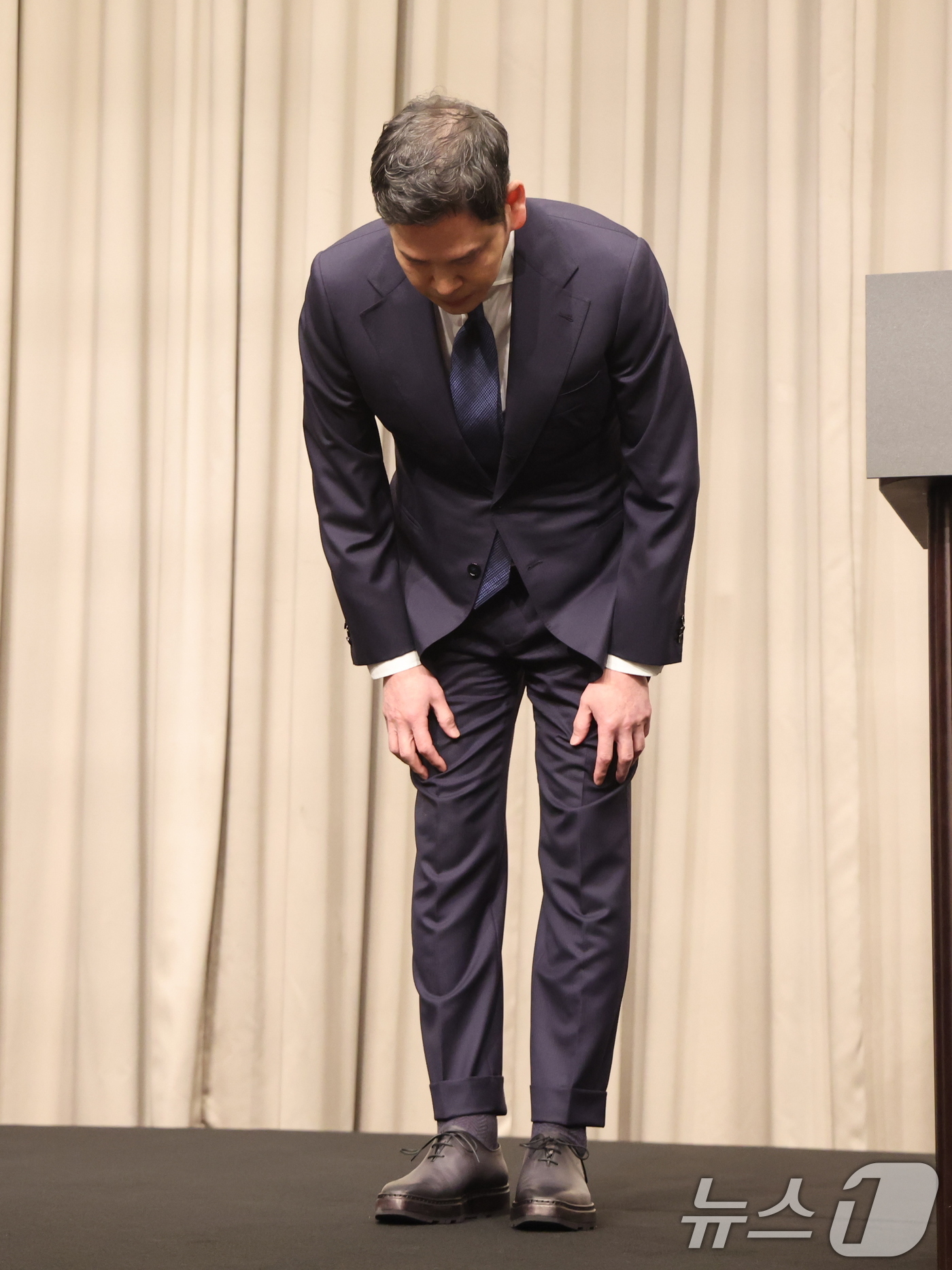 (서울=뉴스1) 김진환 기자 = 정용진 신세계그룹 회장이 26일 오전 서울 강남구 조선팰리스에서 열린 기자회견에서 스타벅스 '탱크데이' 논란 관련 대국민 사과를 하고 있다. 202 …