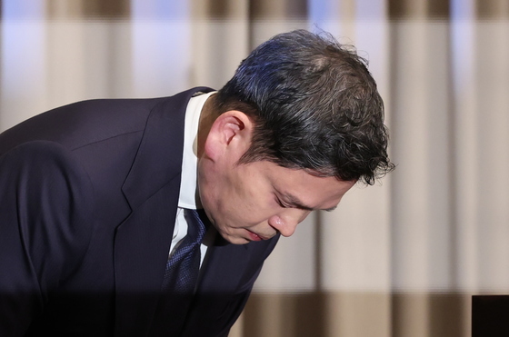 고개 숙인 정용진 "진심으로 머리 숙여 사죄…변명 없이 제 잘못"