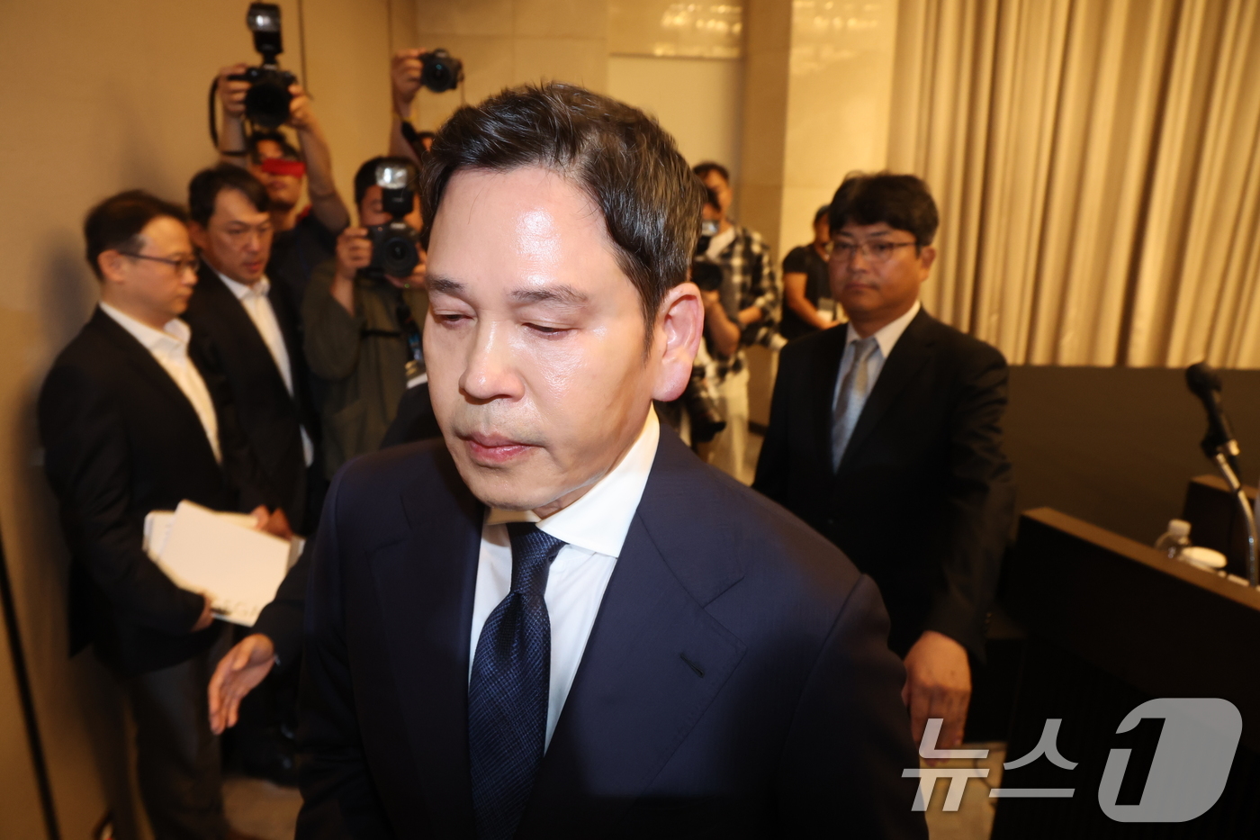 (서울=뉴스1) 김진환 기자 = 정용진 신세계그룹 회장이 26일 오전 서울 강남구 조선팰리스에서 열린 기자회견에서 스타벅스 '탱크데이' 논란 관련 대국민 사과를 마친 후 회견장을 …
