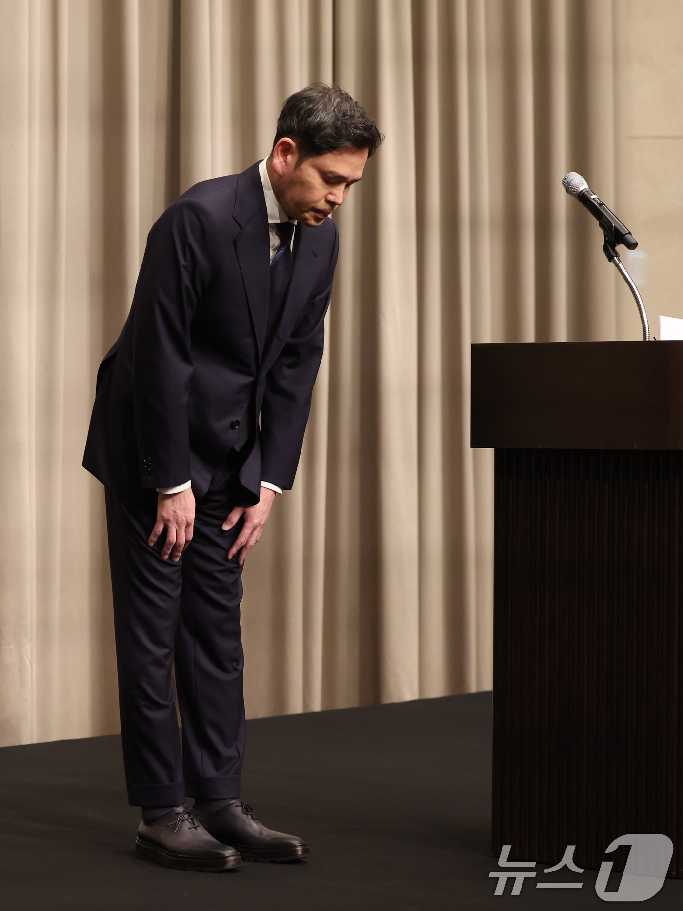 (서울=뉴스1) 김진환 기자 = 정용진 신세계그룹 회장이 26일 오전 서울 강남구 조선팰리스에서 열린 기자회견에서 스타벅스 '탱크데이' 논란 관련 대국민 사과를 하고 있다. 202 …