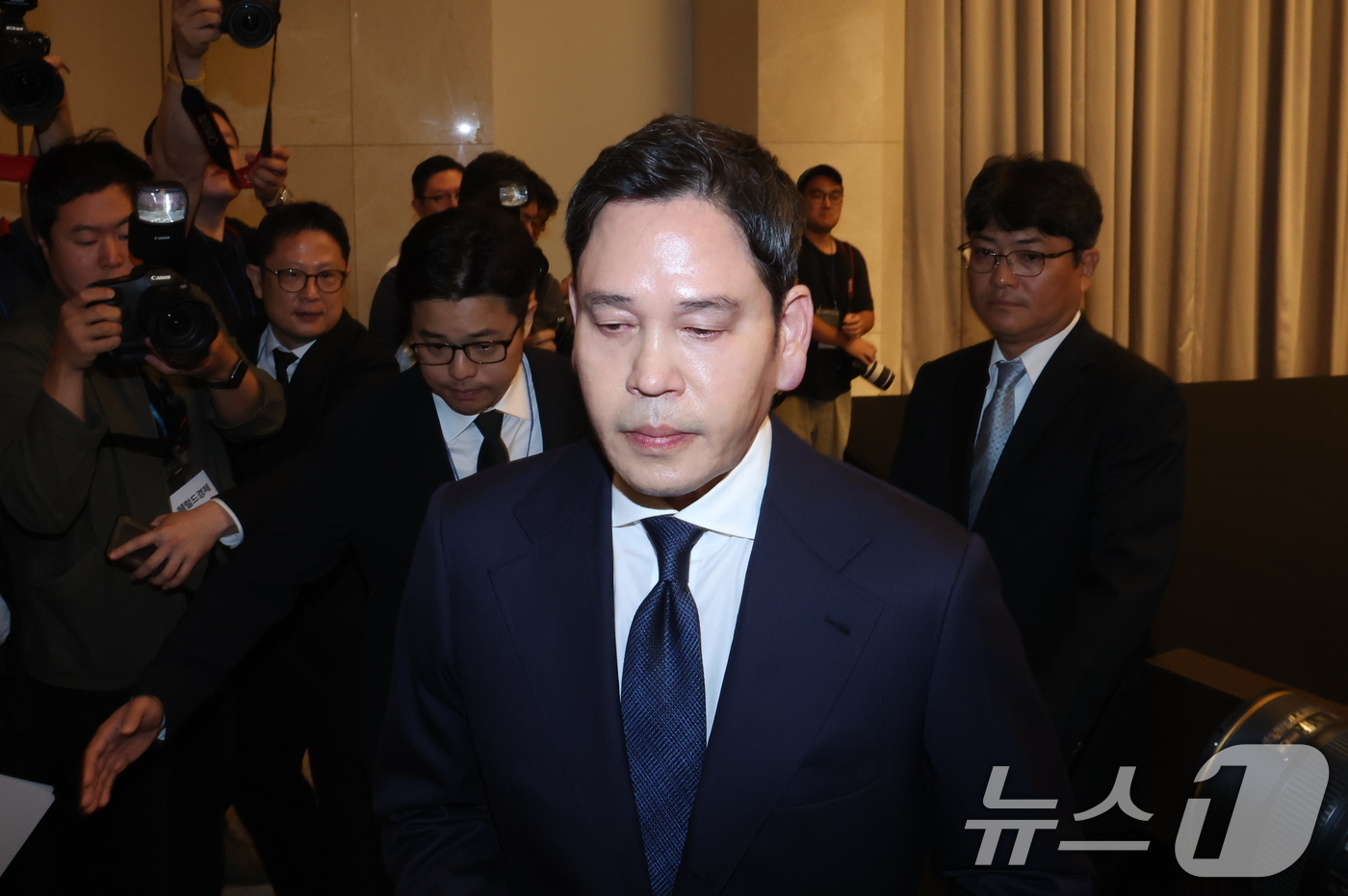 (서울=뉴스1) 김진환 기자 = 정용진 신세계그룹 회장이 26일 오전 서울 강남구 조선팰리스에서 열린 기자회견에서 스타벅스 '탱크데이' 논란 관련 대국민 사과를 마치고 회견장을 나 …