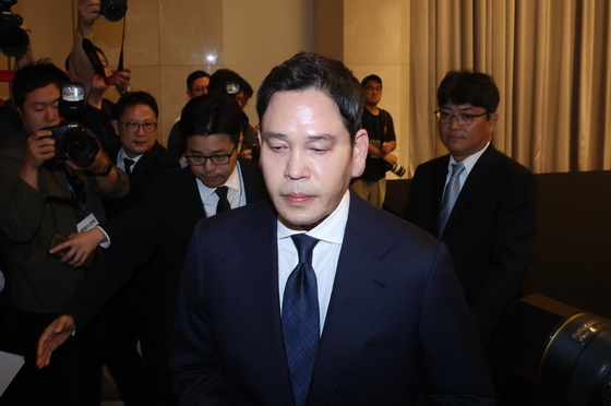 기자회견장 나서는 정용진 회장