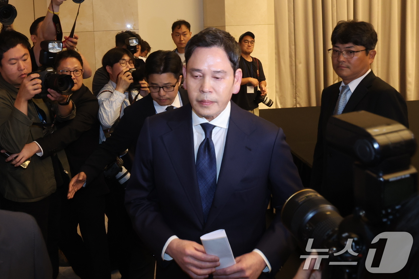 (서울=뉴스1) 김진환 기자 = 정용진 신세계그룹 회장이 26일 오전 서울 강남구 조선팰리스에서 열린 기자회견에서 스타벅스 '탱크데이' 논란 관련 대국민 사과를 마친 후 회견장을 …
