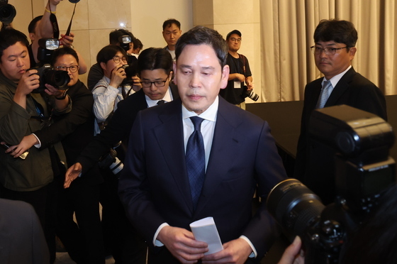 굳은표정으로 회견장  나서는 정용진 회장