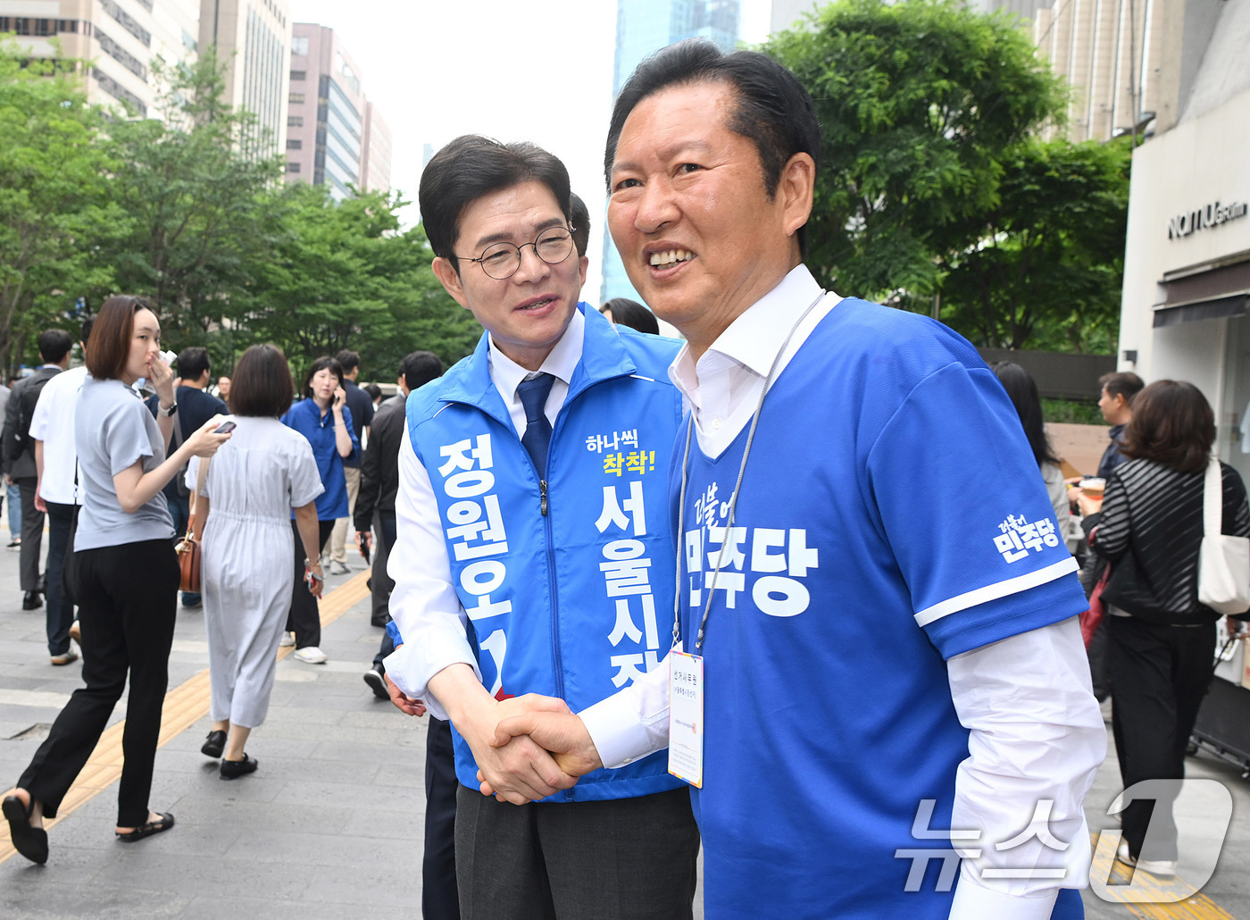 (서울=뉴스1) 신웅수 기자 = 정청래 더불어민주당 대표가 26일 서울 여의도역을 찾아 지원 유세에 나선 정원오서울시장 후보와 인사하고 있다. (공동취재) 2026.5.26/뉴스1 …