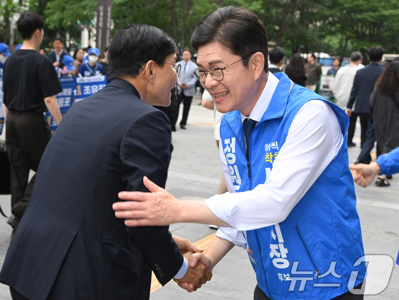 (서울=뉴스1) 신웅수 기자 = 정원오 더불어민주당 서울시장 후보가 26일 서울 여의도역을 찾아 출근하는 시민들에게 인사하고 있다. (공동취재) 2026.5.26/뉴스1