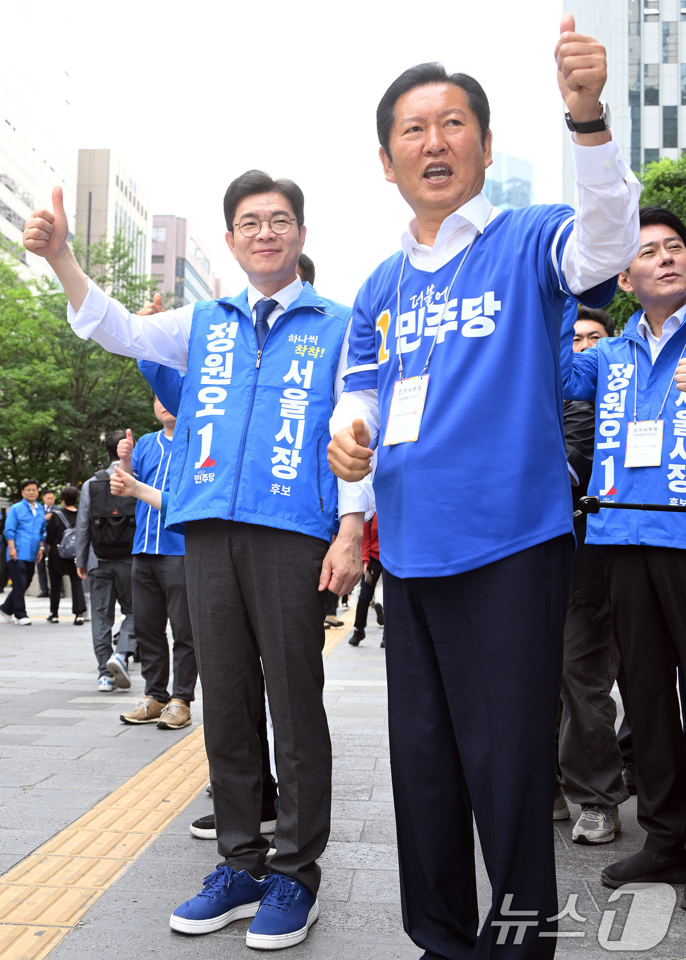 (서울=뉴스1) 신웅수 기자 = 정청래 더불어민주당 대표와 정원오 서울시장 후보가 26일 서울 여의도역을 찾아 지지를 호소하고 있다. (공동취재) 2026.5.26/뉴스1