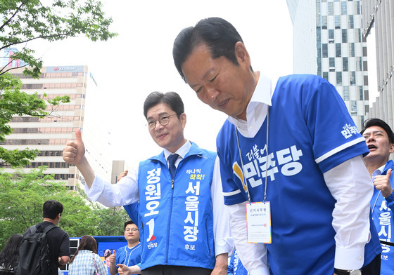 여의도역에서 지지 호소하는 정청래·정원오