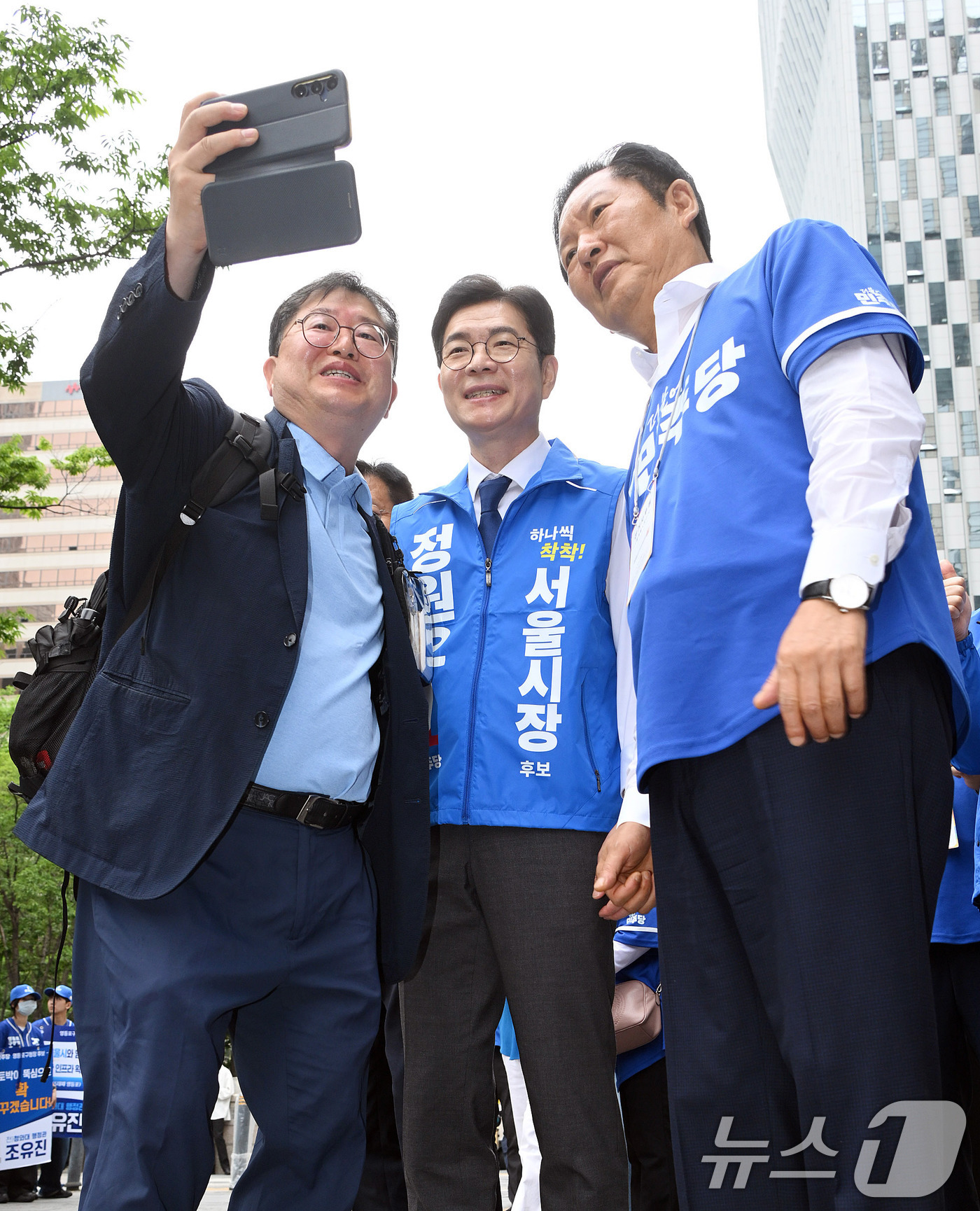 (서울=뉴스1) 신웅수 기자 = 정청래 더불어민주당 대표와 정원오 서울시장 후보가 26일 서울 여의도역을 찾아 출근하는 시민들과 기념 촬영을 하고 있다. (공동취재) 2026.5. …