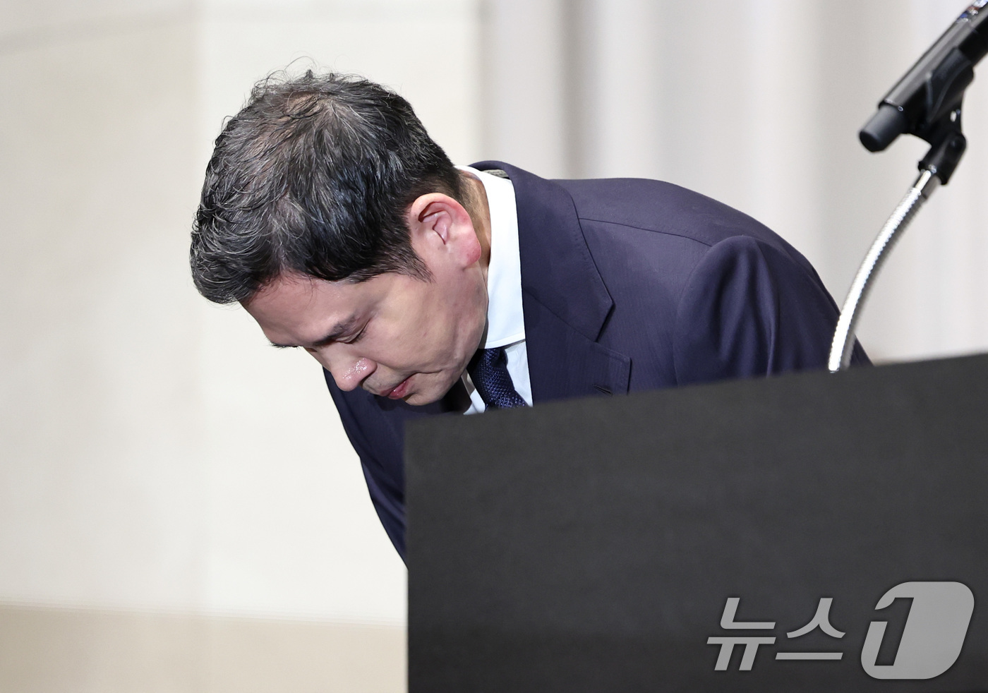 (서울=뉴스1) 구윤성 기자 = 정용진 신세계그룹 회장이 26일 오전 서울 강남구 조선팰리스에서 열린 기자회견에서 스타벅스 '탱크데이' 논란 관련 대국민 사과를 하고 있다. 202 …