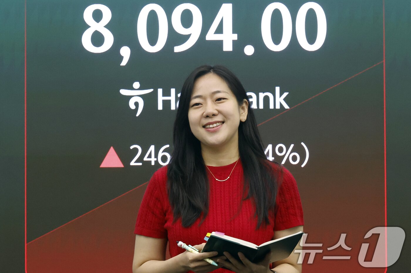 본문 이미지 - 26일 서울 중구 하나은행 본점 딜링룸 전광판에 코스피 등 시황이 표시되고 있다. 2026.5.26 ⓒ 뉴스1 박정호 기자