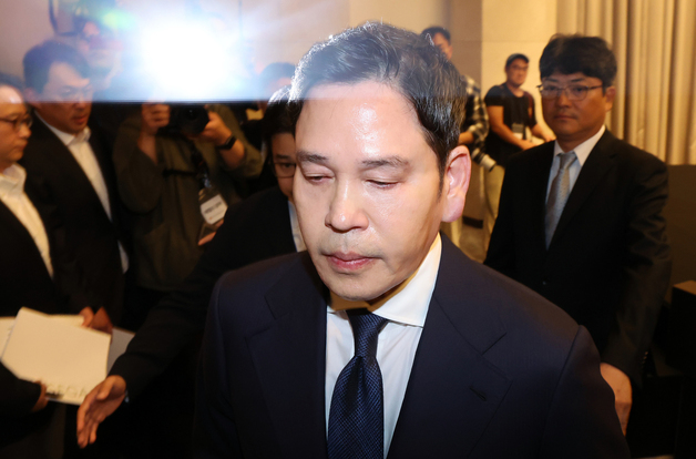 굳은표정으로 회견장 나서는 정용진 회장