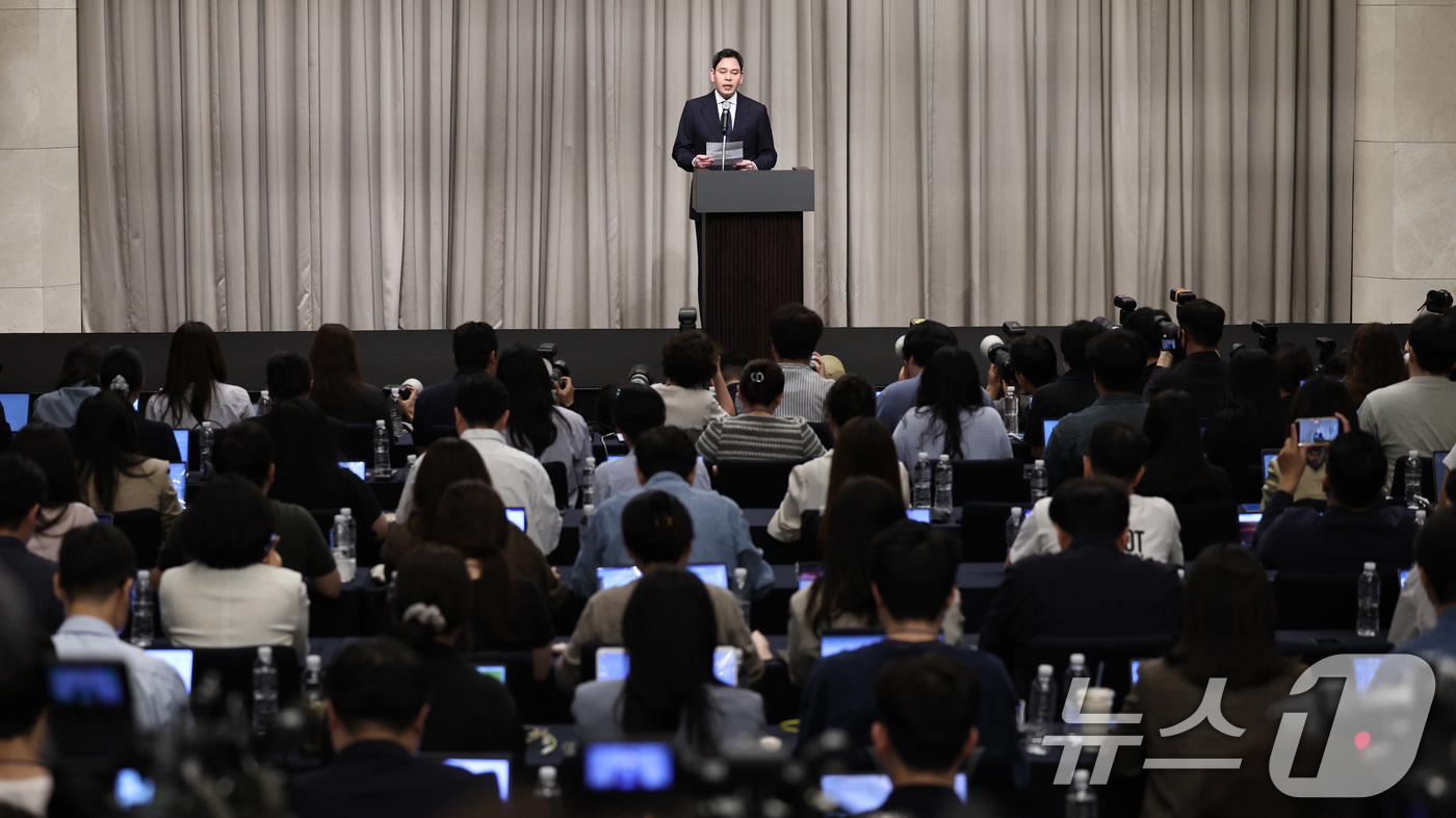 (서울=뉴스1) 구윤성 기자 = 정용진 신세계그룹 회장이 26일 오전 서울 강남구 조선팰리스에서 열린 기자회견에서 스타벅스 '탱크데이' 논란 관련 대국민 사과를 하고 있다. 202 …
