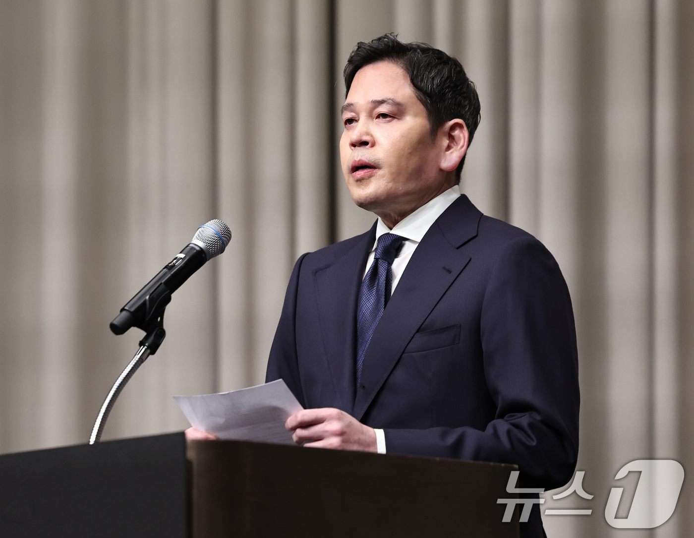 (서울=뉴스1) 구윤성 기자 = 정용진 신세계그룹 회장이 26일 오전 서울 강남구 조선팰리스에서 열린 기자회견에서 스타벅스 '탱크데이' 논란 관련 대국민 사과를 하고 있다. 202 …