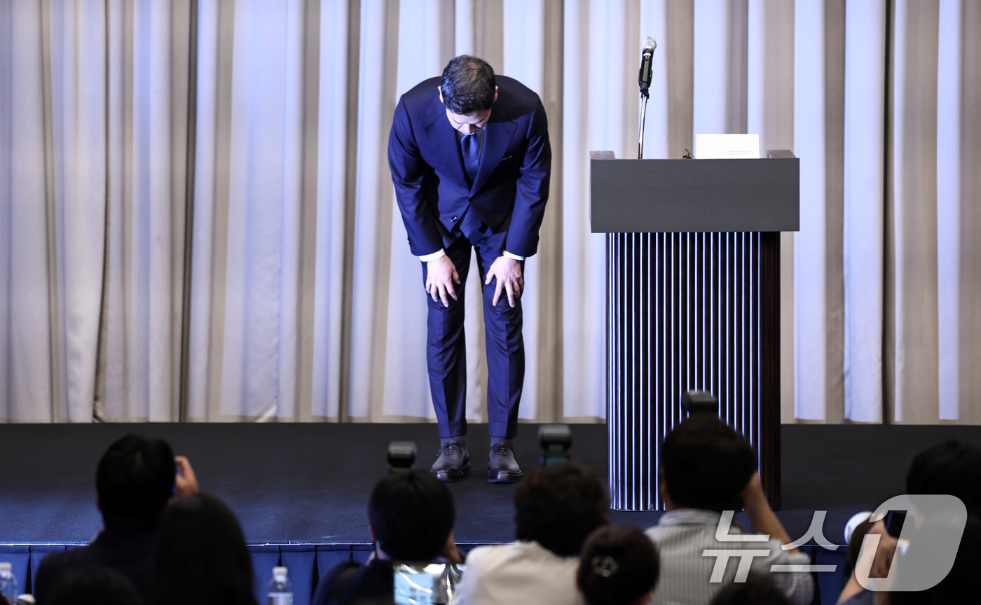 (서울=뉴스1) 구윤성 기자 = 정용진 신세계그룹 회장이 26일 오전 서울 강남구 조선팰리스에서 열린 기자회견에서 스타벅스 '탱크데이' 논란 관련 대국민 사과를 하고 있다. 202 …