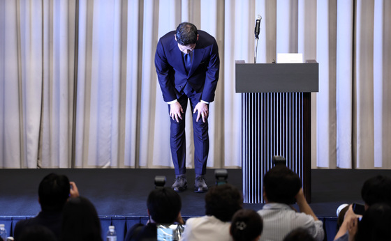 허리숙여 사과하는 정용진 회장