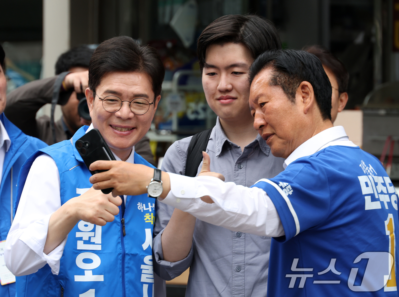 (서울=뉴스1) 신웅수 기자 = 정청래 더불어민주당 대표와 정원오 서울시장 후보가 26일 서울 여의도역에서 시민들과 기념 촬영을 하고 있다. (공동취재) 2026.5.26/뉴스1