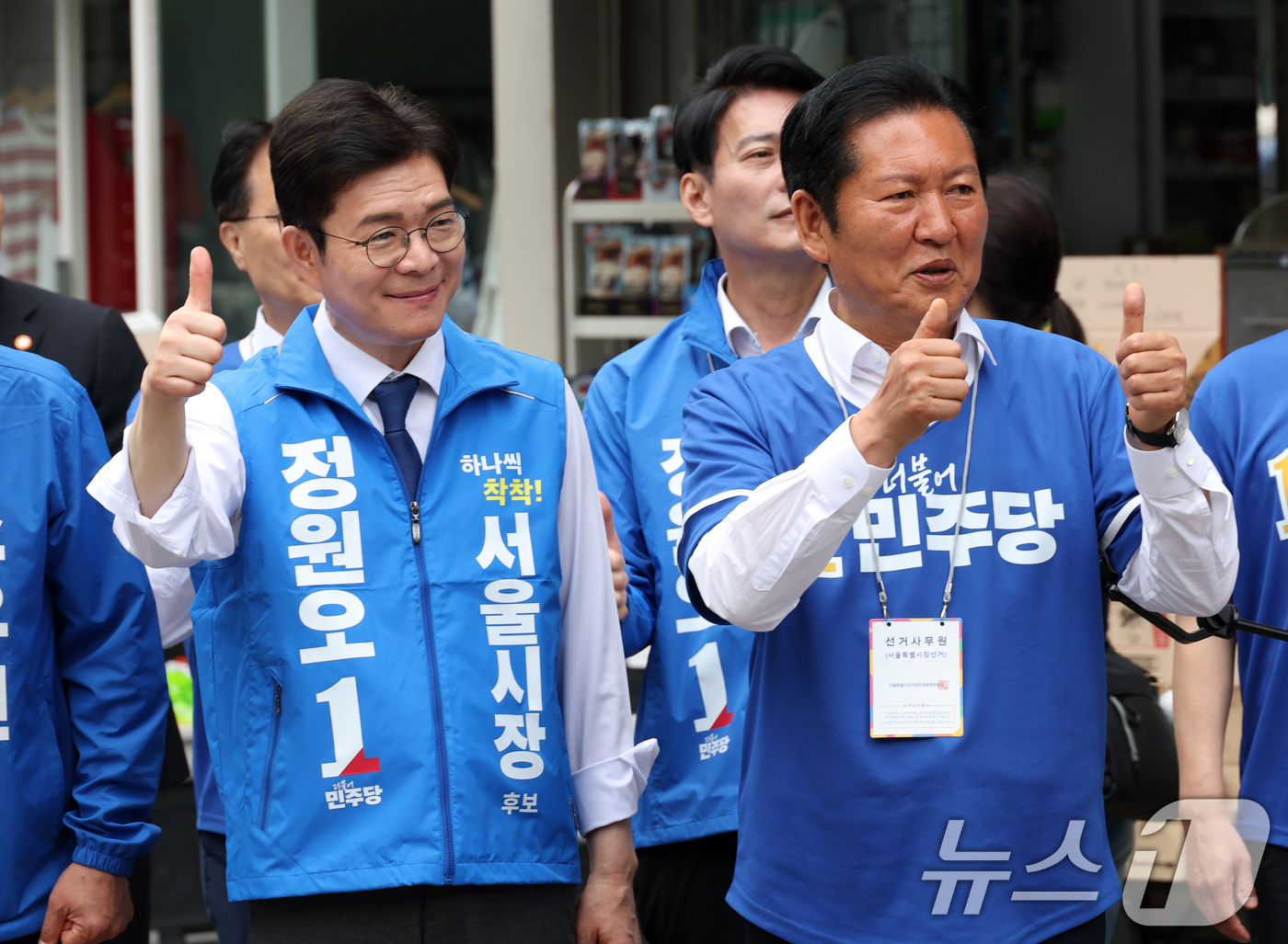 (서울=뉴스1) 신웅수 기자 = 정청래 더불어민주당 대표와 정원오 서울시장 후보가 26일 서울 여의도역을 찾아 지지를 호소하고 있다. (공동취재) 2026.5.26/뉴스1