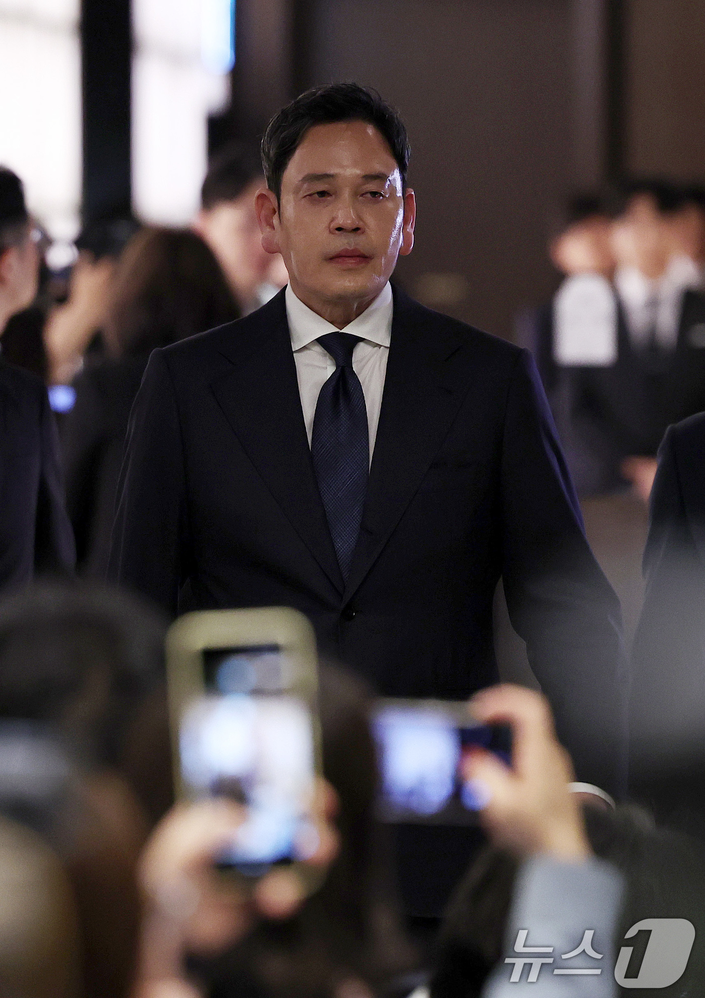 (서울=뉴스1) 구윤성 기자 = 정용진 신세계그룹 회장이 26일 오전 서울 강남구 조선팰리스에서 열린 기자회견에서 스타벅스 '탱크데이' 논란 관련 대국민 사과를 하기 위해 회견장에 …