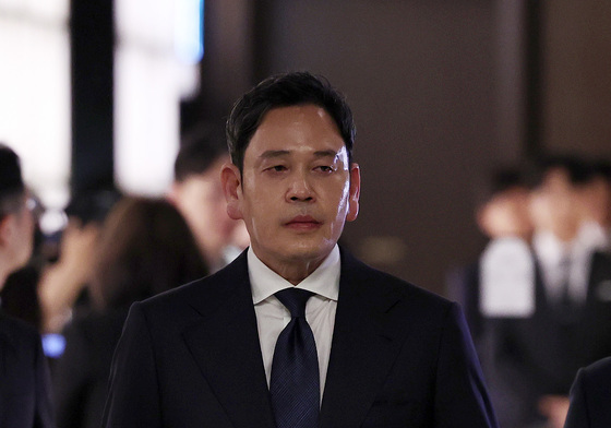 회견장 들어서는 정용진 신세계 회장
