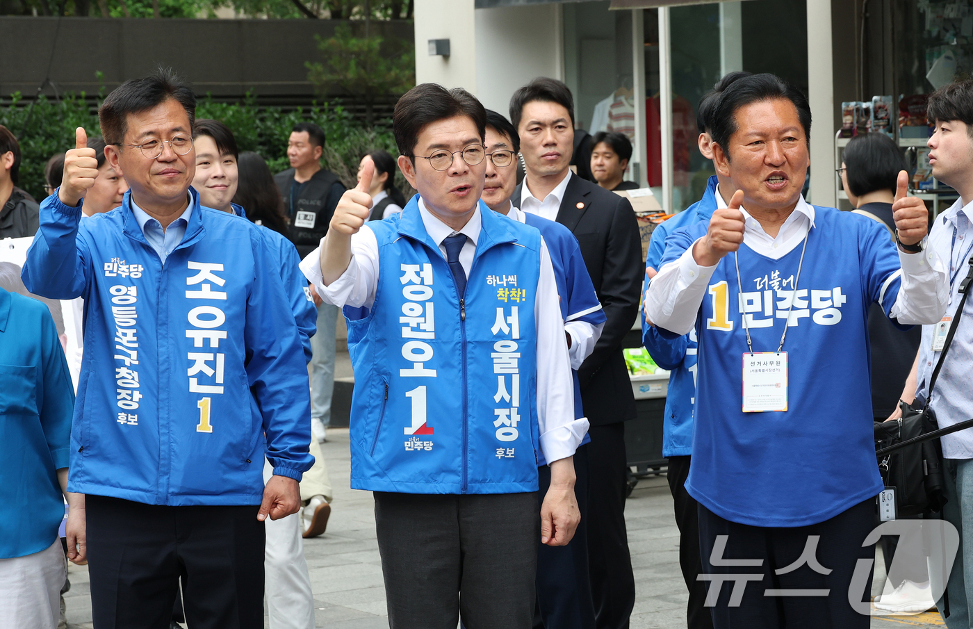 (서울=뉴스1) 신웅수 기자 = 정청래 더불어민주당 대표와 정원오 서울시장 후보가 26일 서울 여의도역을 찾아 지지를 호소하고 있다. (공동취재) 2026.5.26/뉴스1