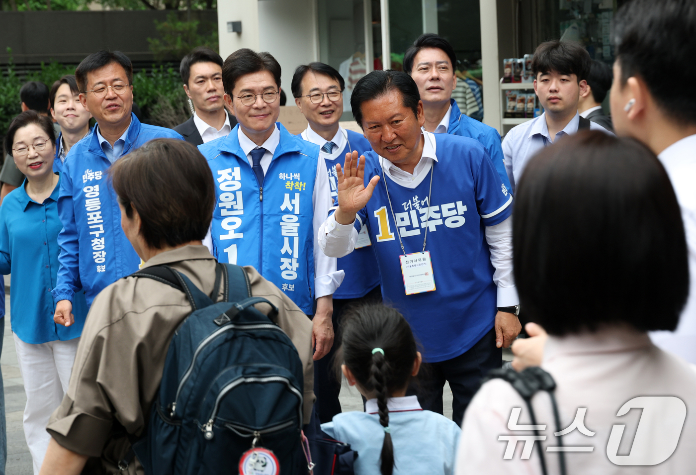 (서울=뉴스1) 신웅수 기자 = 정청래 더불어민주당 대표와 정원오 서울시장 후보가 26일 서울 여의도역을 찾아 지지를 호소하고 있다. (공동취재) 2026.5.26/뉴스1