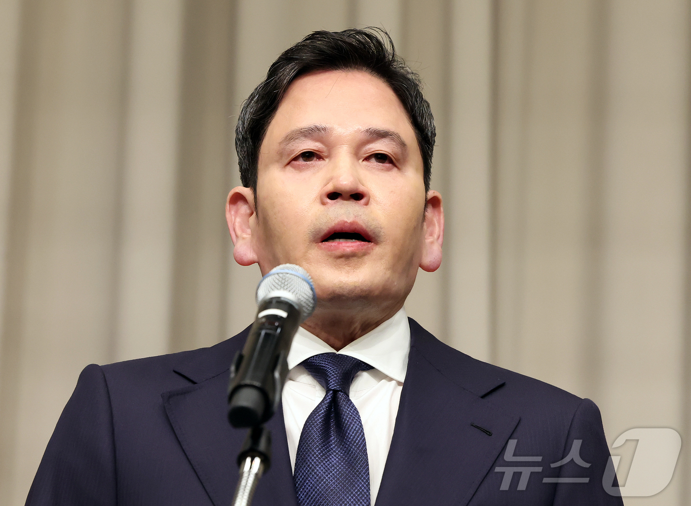(서울=뉴스1) 김진환 기자 = 정용진 신세계그룹 회장이 26일 오전 서울 강남구 조선팰리스에서 열린 기자회견에서 스타벅스 '탱크데이' 논란 관련 대국민 사과를 하고 있다. 202 …