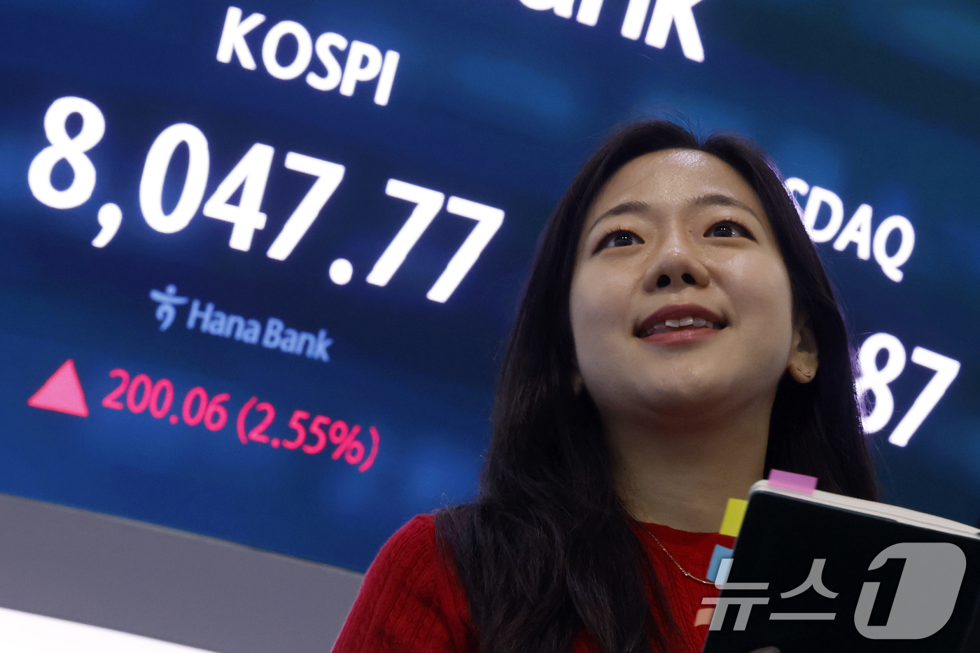 (서울=뉴스1) 박정호 기자 = 26일 서울 중구 하나은행 본점 딜링룸 전광판에 코스피 등 시황이 표시되고 있다.이날 코스피는 전 거래일 대비 210.07포인트(p)(2.68%) …