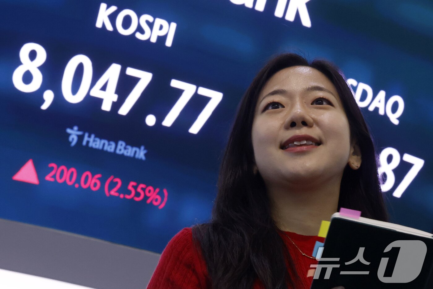 본문 이미지 - 26일 서울 중구 하나은행 본점 딜링룸 전광판에 코스피 등 시황이 표시되고 있다. 2026.5.26 ⓒ 뉴스1 박정호 기자