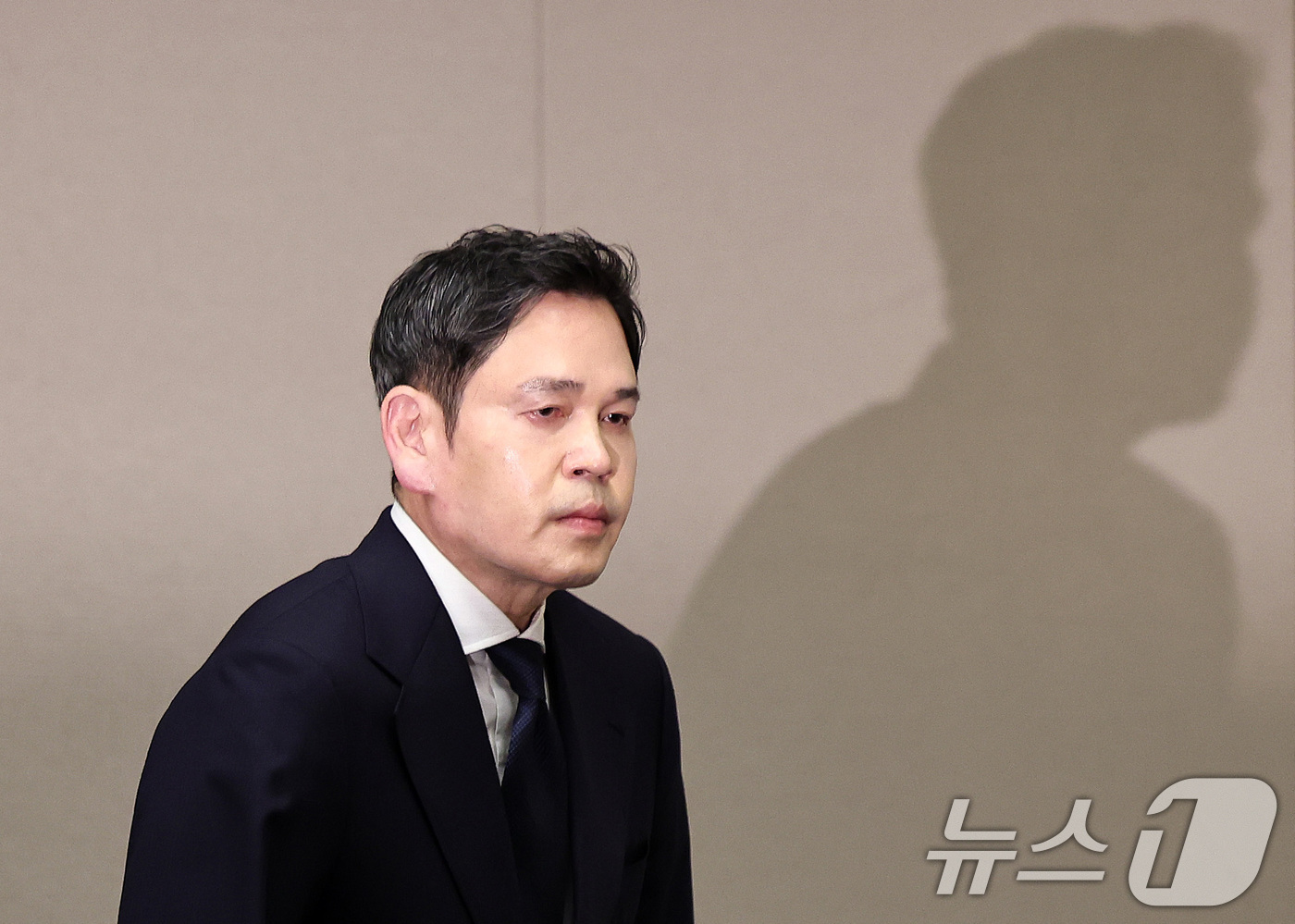 (서울=뉴스1) 구윤성 기자 = 정용진 신세계그룹 회장이 26일 오전 서울 강남구 조선팰리스에서 열린 기자회견에서 스타벅스 '탱크데이' 논란 관련 대국민 사과를 하기 위해 회견장에 …