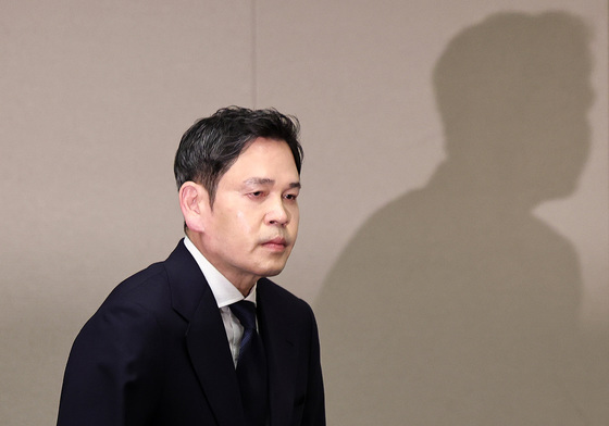 굳은 표정으로 회견장 들어서는 정용진 회장