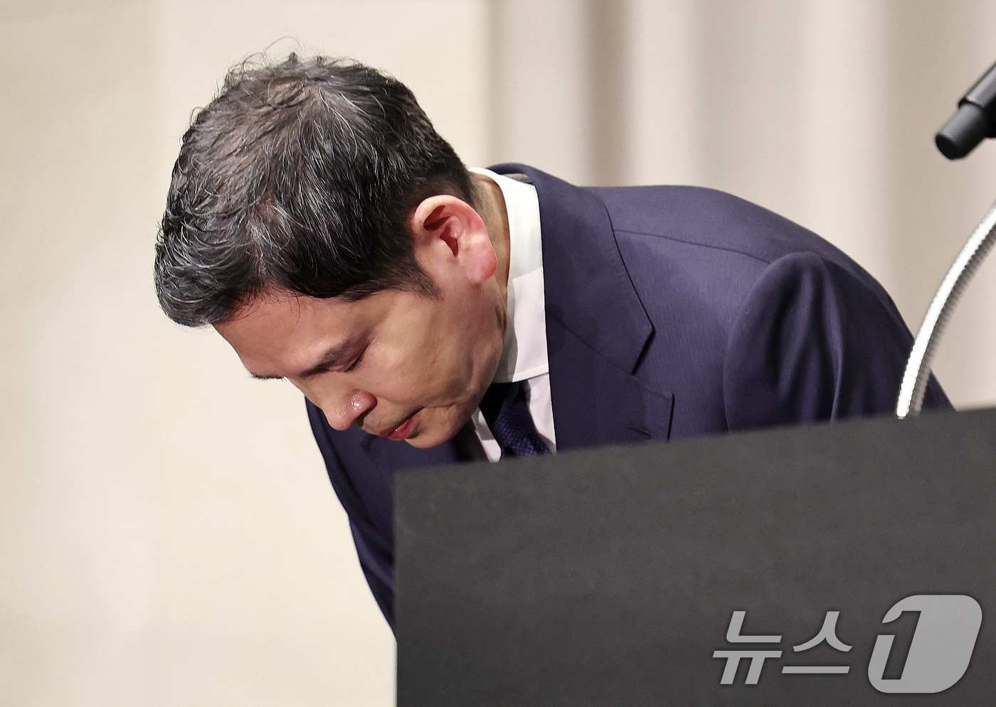 (서울=뉴스1) 구윤성 기자 = 정용진 신세계그룹 회장이 26일 오전 서울 강남구 조선팰리스에서 열린 기자회견에서 스타벅스 '탱크데이' 논란 관련 대국민 사과를 하고 있다. 202 …