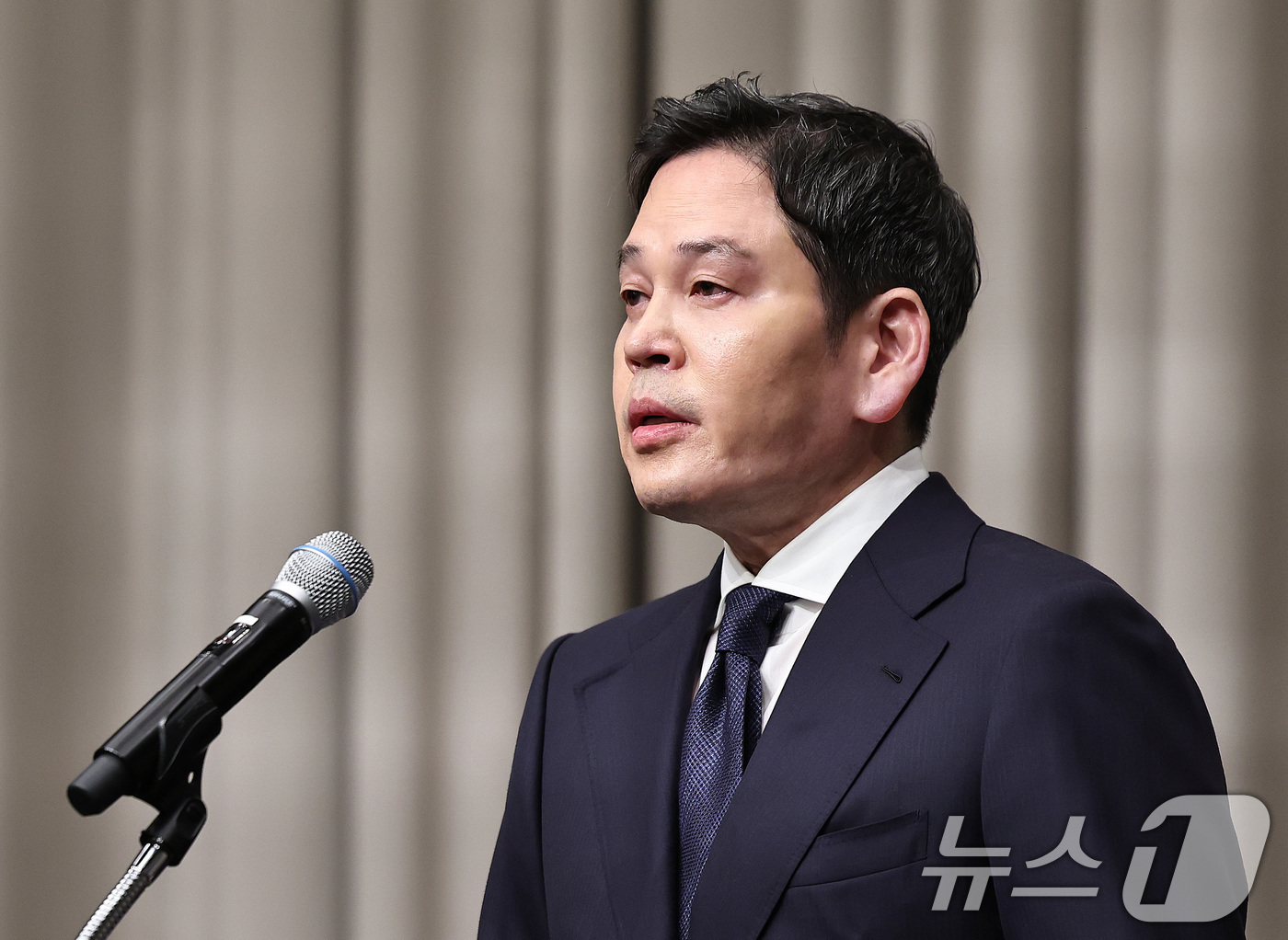 (서울=뉴스1) 구윤성 기자 = 정용진 신세계그룹 회장이 26일 오전 서울 강남구 조선팰리스에서 열린 기자회견에서 스타벅스 '탱크데이' 논란 관련 대국민 사과를 하고 있다. 202 …
