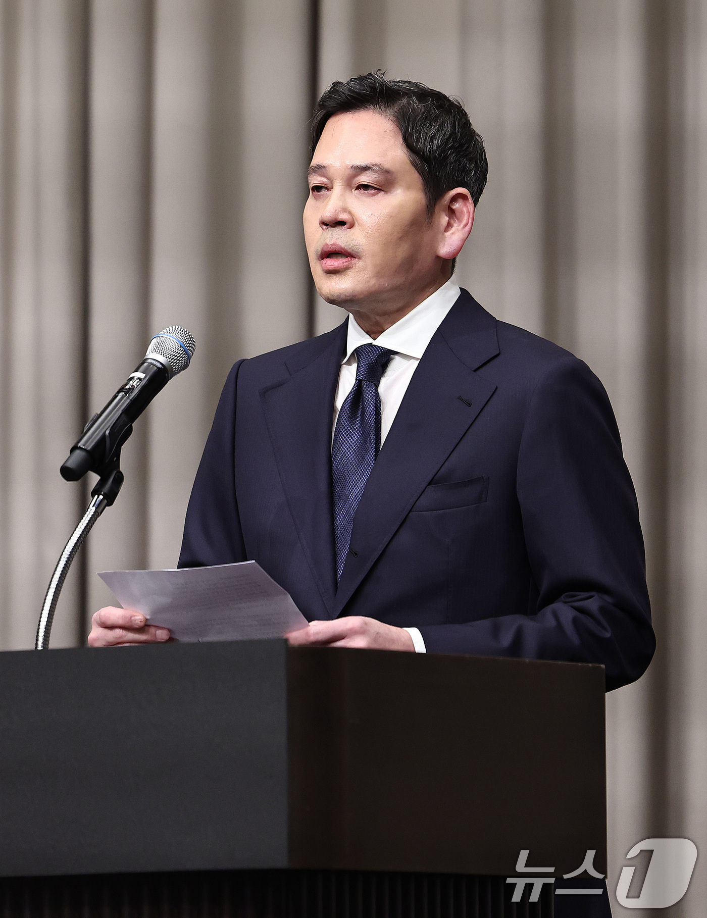 (서울=뉴스1) 구윤성 기자 = 정용진 신세계그룹 회장이 26일 오전 서울 강남구 조선팰리스에서 열린 기자회견에서 스타벅스 '탱크데이' 논란 관련 대국민 사과를 하고 있다. 202 …